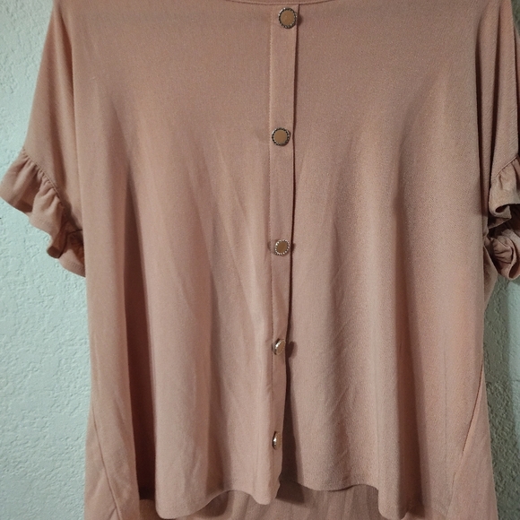 89th + Madison extra large peach shirt buttons in the front flowy sleeves - Picture 4 of 8